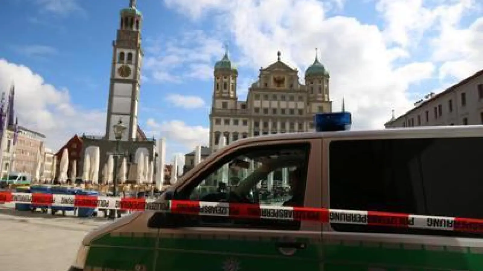 Die Bombendrohung   war in der Nacht auf Dienstag im Augsburger Rathaus eingegangen. Am Morgen wurde der Rathausplatz gesperrt, 500 städtische Mitarbeiter mussten ihre Büros verlassen.	Fotos: Janina Funk (Fotos: Janina Funk)
