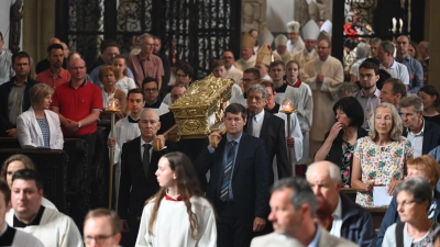 Der Ulrichsschrein wird feierlich durch die Basilika St. Ulrich und Afra getragen. (Foto: Julian Schmidt / pba)