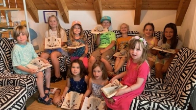 In der Gemeindebücherei St. Magnus Kühbach lauschten im Rahmen des Ferienprogrammes zehn Ferienkinder den Erlebnissen der Ratte Remy aus dem Buch Ratatouille.  (Foto: Helene Monzer)