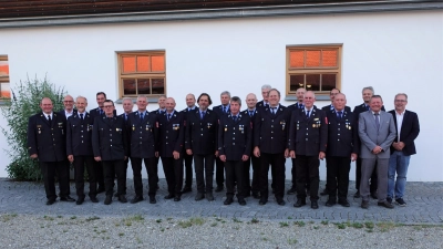 <b>Für 40 Jahre</b> Engagement in einer Feuerwehr wurden diese Herren am ersten von insgesamt drei Ehrungsabenden ausgezeichnet.  (Foto: Landratsamt Aichach-Friedberg)