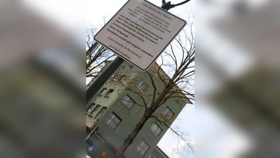 Auf einem Schild bittet die Stadt am Haller-Platz, Trinkgelage zu unterlassen.  (Foto: Janina Funk)