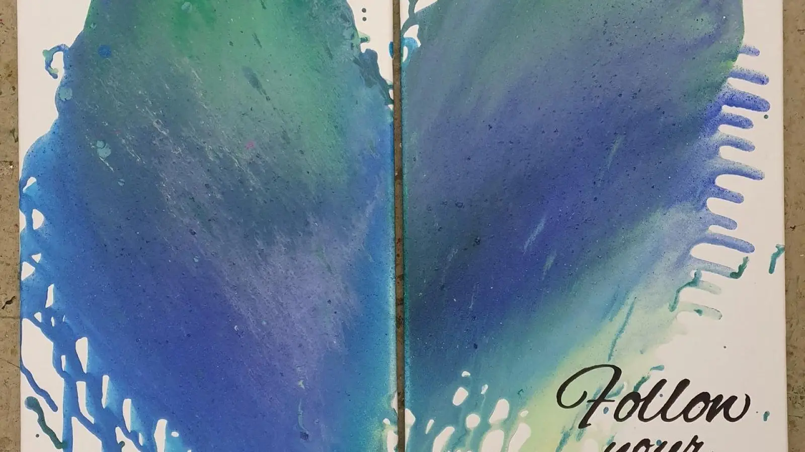 <b>Die Künstlerin Luisa Raukopf</b> ließ sich durch verschiedene Musikvideos für die Gestaltung ihrer Leinwände wie diese Doppelleinwand mit dem blau grünen Herz voller Hoffnung inspirieren. Nach dem Motto: „Folge deinem Herzen, hingeben und die Farben laufen lassen.” (Foto: Franz Hofner)