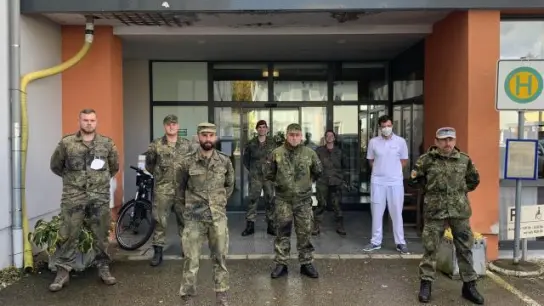 Bundeswehr-Soldaten   halfen im Pflegezentrum der Johanniter in Mering aus, als das Personal aufgrund des Corona-Ausbruchs knapp wurde. 	Foto: Landratsamt Aichach-Friedberg (Foto: Landratsamt Aichach-Friedberg)