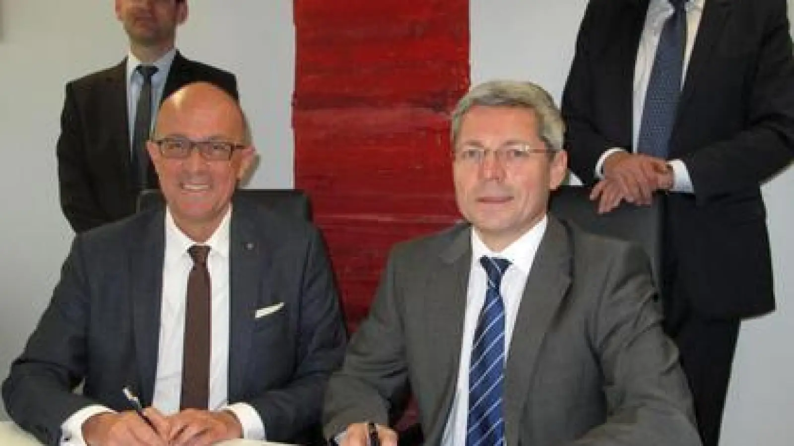 Klinik-Chef Krzysztof Kazmierczak  (rechts) und Landrat Klaus Metzger bei der Vertragsunterzeichnung.