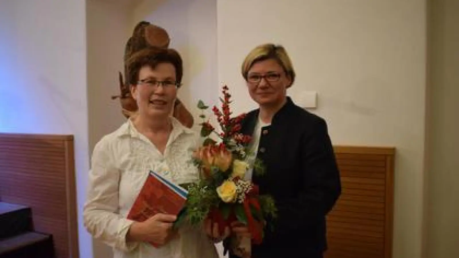 Autorin Ulrike Siegel   (links) las in Pöttmes, organisiert wurde der Abend unter anderem von der stellvertretenden Kreisbäuerin Stephanie Kopold-Keis.	Foto: Tina Blum (Foto: Tina Blum)