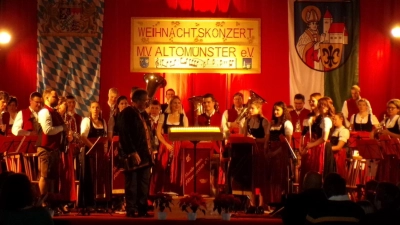 <b>Die Mitwirkenden</b> beim großen Weihnachtskonzert des Musikvereins Altomünster.  (Foto: Gisela Huber)
