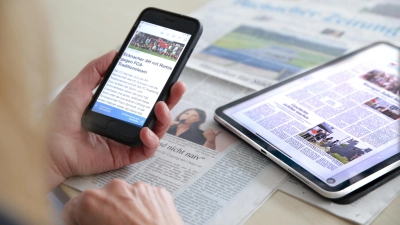 Auf Papier, dem Tablet und dem Smartphone: Die Aichacher Zeitung ist immer und überall in verschiedenen Formaten erhältlich. (Foto: Bastian Brummer)