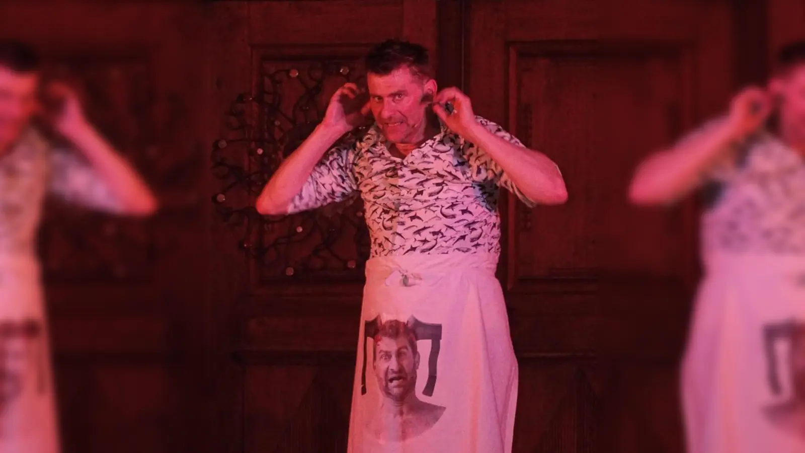 Kabarettist Michael Altinger lieferte bei seinem Auftritt in Blumenthal allerhand Spötteleien auf gewisse Individuen der Gesellschaft. Denen begegnet der Zuschauer im neuen Programm „Schlaglicht” auf einer Grillparty.