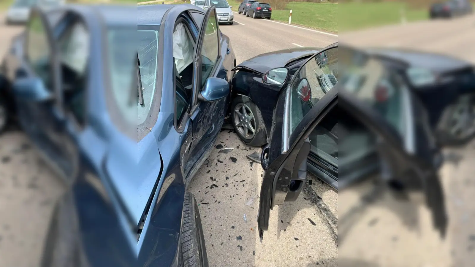 Doppelter Totalschaden:   Rechts das Auto von Martin Brodowski, links das des Unfallverursachers. 	Fotos: Kerpf/privat (Fotos: Kerpf/privat)