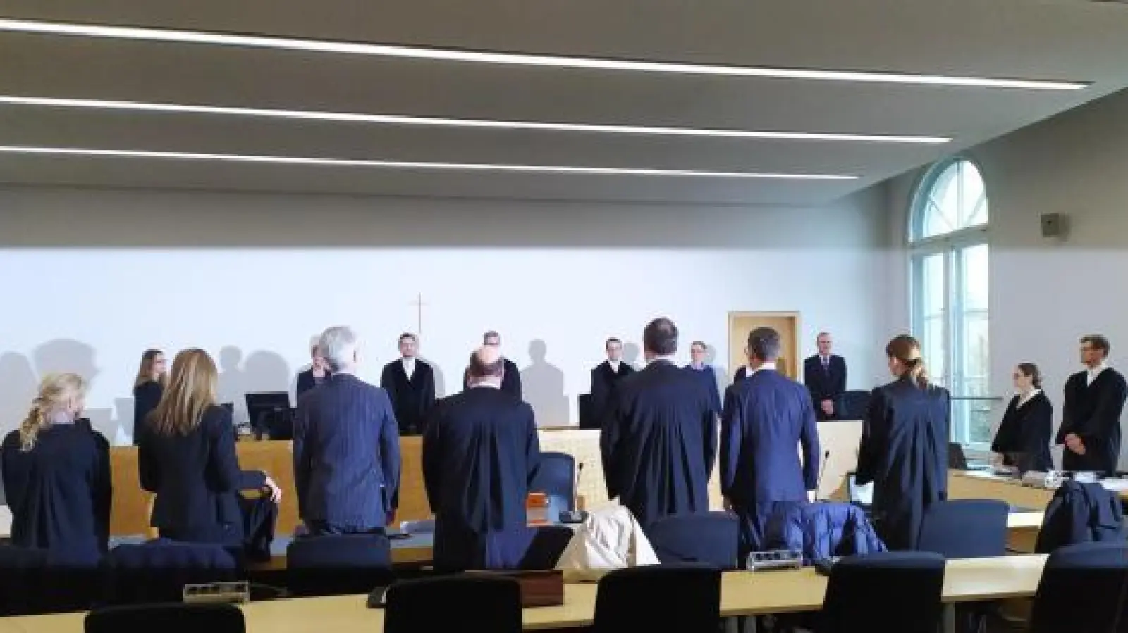 Zwei Münchner Rechtsanwälte   und Steuerberater (Dritter und Sechster von links) standen in Augsburg vor Gericht,. Sie sollen mit Hilfe des „Goldfinger”-Modells ihren Kunden mehrere hundert Millionen Euro Steuern erspart haben. Der Steuerhinterziehungs-Prozess wurde nun allerdings eingestellt.	Foto: Patrick Bruckner (Foto: Patrick Bruckner)