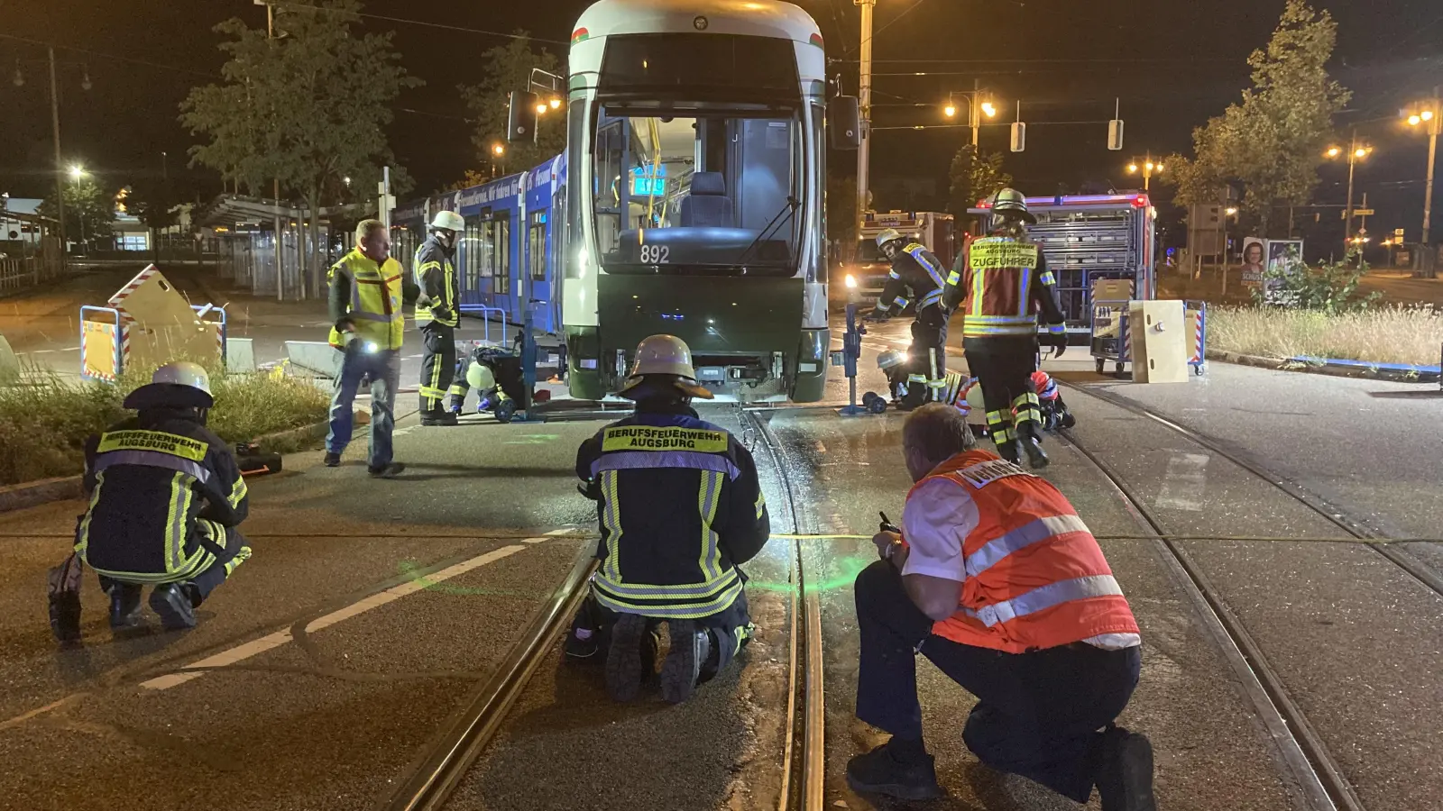 Nach einem Unfall in der Donauwörther Straße war in der Nacht auf Mittwoch eine Straßenbahn entgleist. (Foto: Berufsfeuerwehr Augsburg)