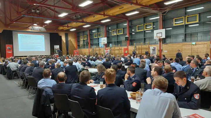 <b>230 Feuerwehrfrauen- und männer</b>waren zur Frühjahrsdienstversammlung der Führungskräfte im Landkreis Aichach-Friedberg nach Affing gekommen.  (Foto: Stefan Schmid)