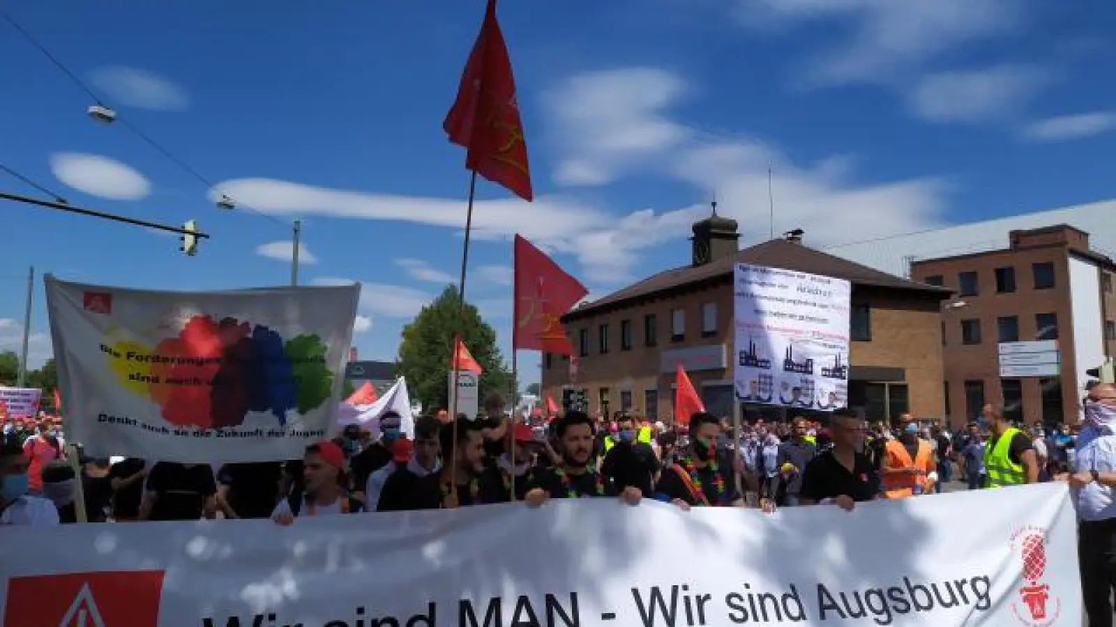 Hunderte Menschen   demonstrierten gegen den geplanten Stellenabbau bei MAN Energy Solutions in Augsburg. 1800 Arbeitsplätze sind in der Schwebe.	Foto: Patrick Bruckner (Foto: Patrick Bruckner)