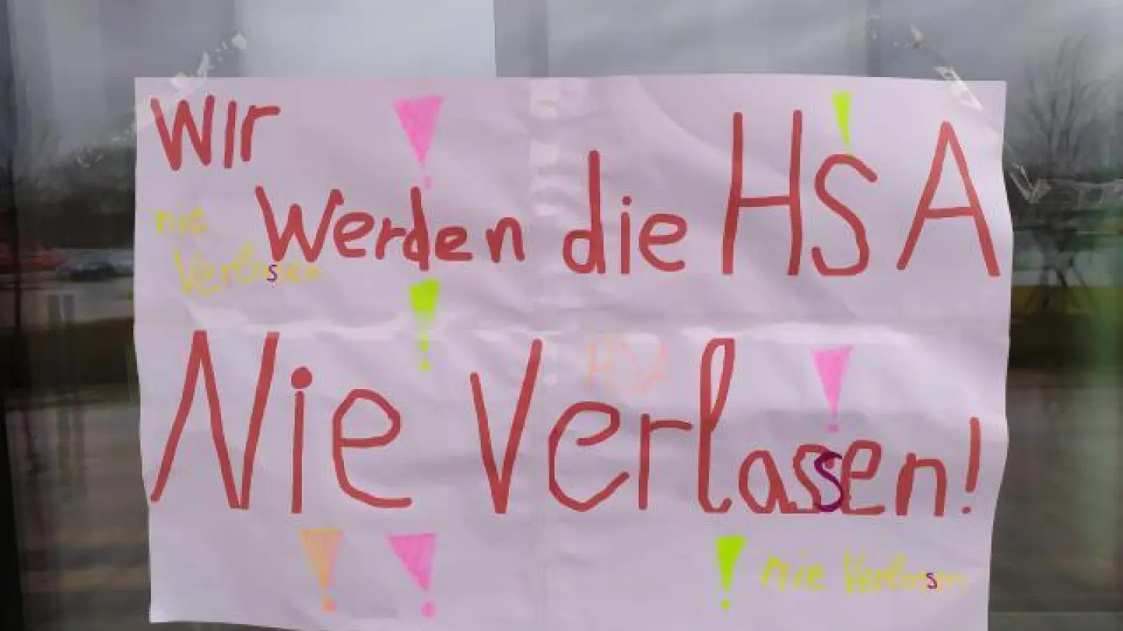 Am Eingang   zur HSA machen Schüler ihre Meinung deutlich.	Foto: Patrick Bruckner (Foto: Patrick Bruckner)