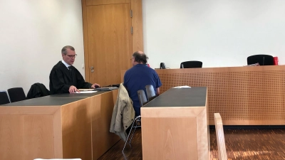 <b>Verteidiger Jörg Seubert</b> (links) im Gespräch mit seinem Mandanten, der 4750 kinderpornographische Bild- und Videodateien, besessen hat und sich deshalb vor Gericht verantworten musste. (Foto: Tanja Marsal)
