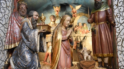 Zu Weihnachten finden im Augsburger Dom einige besondere Gottesdienste statt. Das Bild zeigt die Krippe im Dom. (Foto:  Maria Rösch/pba)