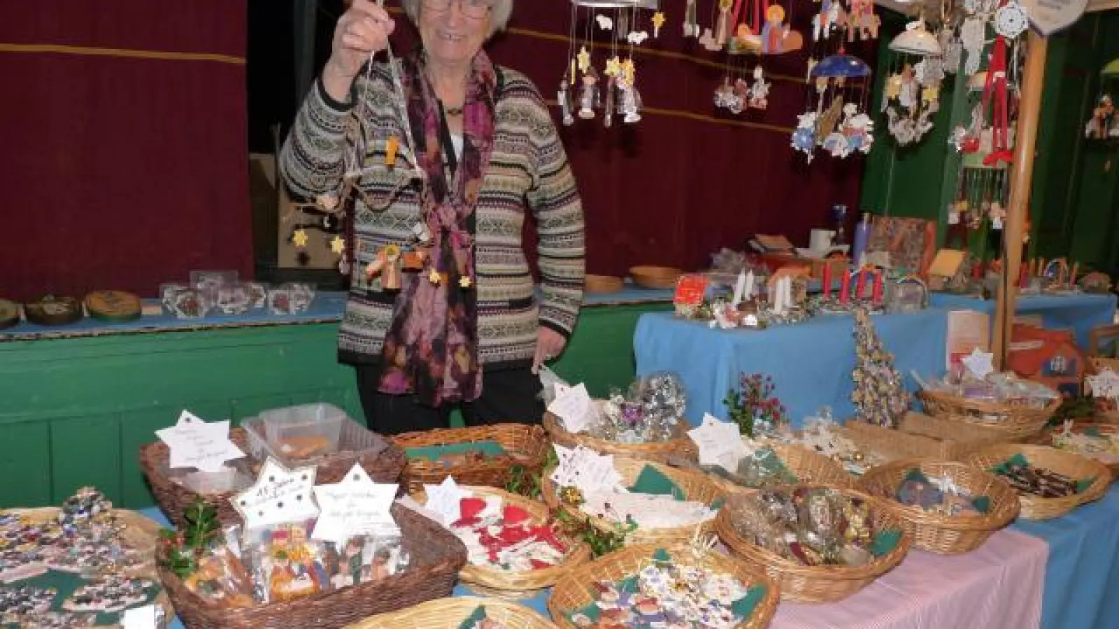 Lore Reinhardt   an ihrem Stand am Künstlermarkt in Altomünster. Die Resonanz hat die 85-Jährige bestärkt, auch weiterhin durch Verkäufe Spenden zu sammeln. 	Foto: Gisela Huber (Foto: Gisela Huber)
