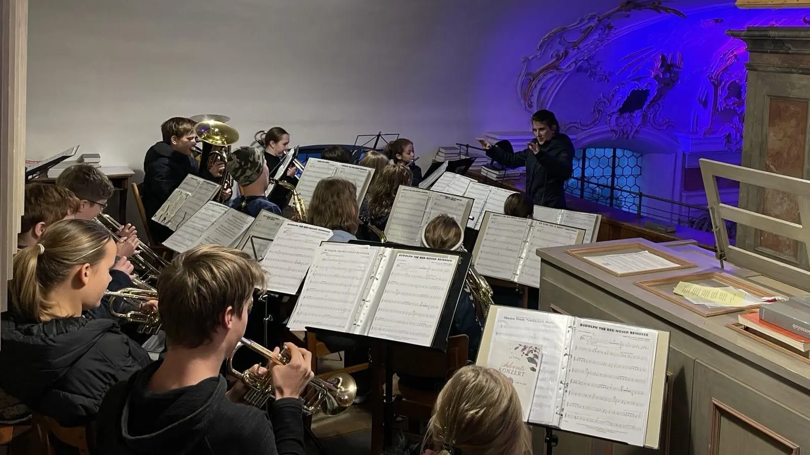 Der Musikverein spielte für die Besucher des Adventskonzerts. (Foto: Michael Stemmer)