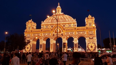 Tausende von Glühbirnen beleuchten die Portada, das prächtige Eingangstor der Feria von Sevilla. (Foto: Bruno Röske)