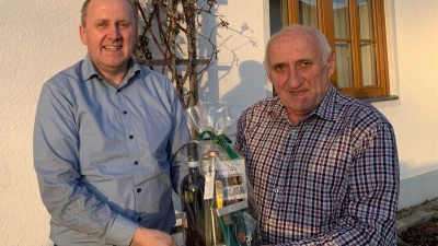 <b>Bürgermeister Markus Hertlein</b> (links) dankte Georg Hofner (rechts) für dessen Engagement um die Kirchturmuhr und das Geläut der Hilgertshausener Kirche mit einem kleinen Geschenk.  (Foto: Josef Ostermair)