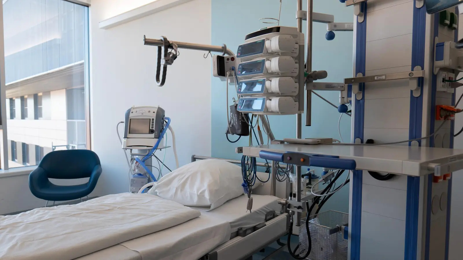 Dank zwei neuer Intensivbetten können seit Mitte September auch erwachsene Patienten im Josefinum in modern ausgestatteten Behandlungszimmern intensivmedizinisch versorgt werden.  (Foto: KJF Augsburg / Anna-Lena Kuhn)