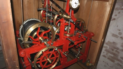 <b>Optisch imposant</b> ist das 111 Jahre alte Uhrwerk im Rehlinger Kirchturm. Die Zahnräder und der aufwändige Mechanismus wollen gut gepflegt werden.  (Foto: Josef Abt)