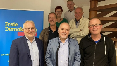 <b>Liberaler Vorstand</b> (von links): Karlheinz Faller, Joachim Pehlke, Viktor Moser, Lutz Stammnitz, Jörg Felgenhauer, (im Hintergrund) Birgit Geier und Ronny Sommer.<br> <br> (Foto: privat)