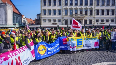 Streikkundgebung der Gewerkschaft Verdi zum Weltfrauentag auf dem Rathausplatz.  (Foto: Maximilian Tauch)
