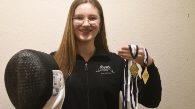 Victoria Waldmann präsentiert stolz ihre zwei Goldmedaillen, die sie jüngst bei den Bayerischen Fechtmeisterschaften gewann.  (Foto: Claus Braun)