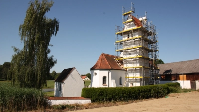Rund ein Jahr dauerten die statischen Instandsetzungsarbeiten am Kirchturm in Aufhausen und die Innensanierung im Chorraum. Die Aufnahme entstand im Juli 2022, das Gerüst mit dem Lastenaufzug ist inzwischen wieder abgebaut. (Foto: Michael Schmidberger)