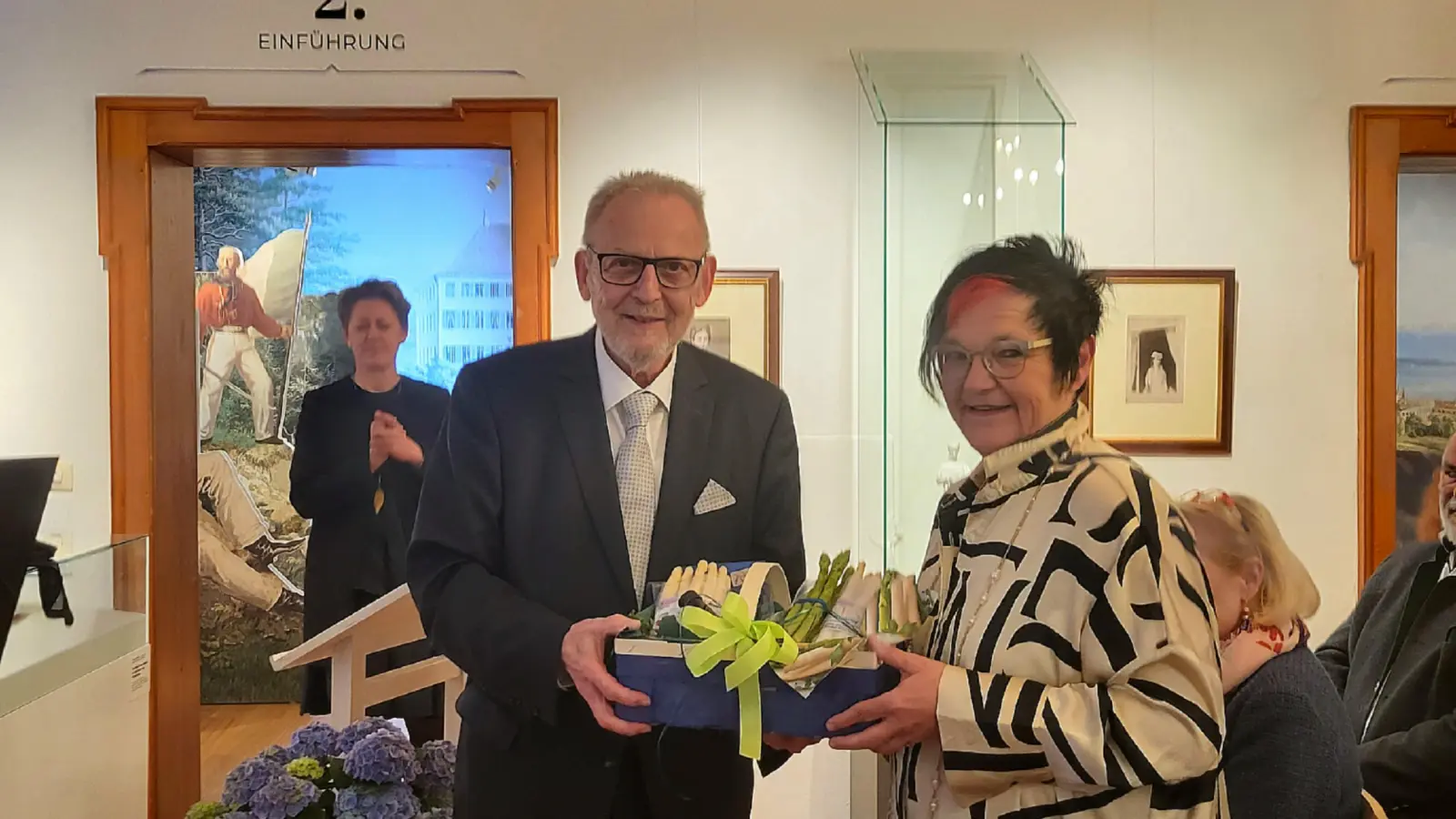 <b>Bürgermeister Klaus Habermann</b> bedankte sich bei Kastellanin Brigitte Neumaier, die die Ausstellung kuratiert hat.  (Foto: Alina Seitz)