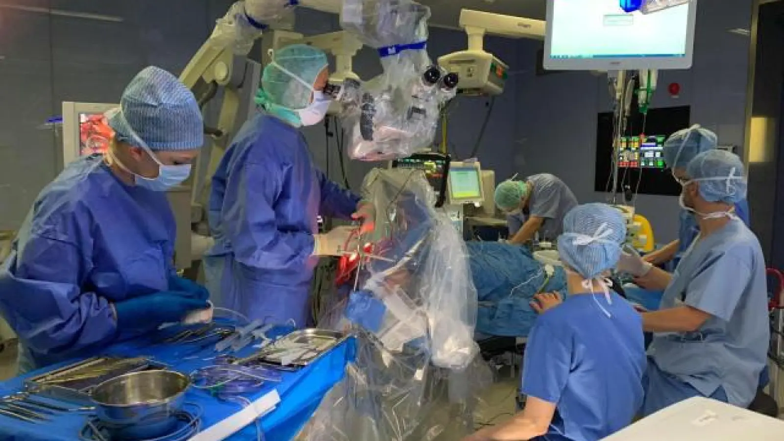 Dr. Ehab Shiban   (Zweiter von links) arbeitet sich hochkonzentriert zu dem Tumor vor, während der Patient wach ist.		Fotos: Ines Lehmann (Fotos: Ines Lehmann)