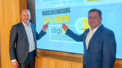 Landrat Martin Sailer (links) und Staatsminister Christian Bernreiter freuen sich über die erste digital versendete Baugenehmigung in Bayern. (Foto:  Annemarie Scirtuicchio)
