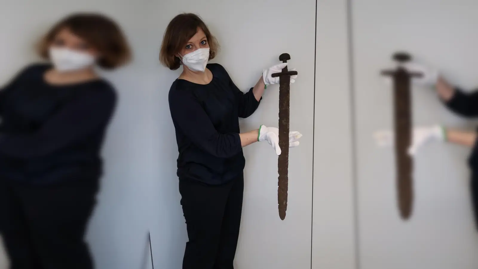 Schwert in Kleinaitingen entdeckt  : Rebecca Ribarek mit dem wertvollen archäologischen Fund. 		Foto: ub (Foto: ub)