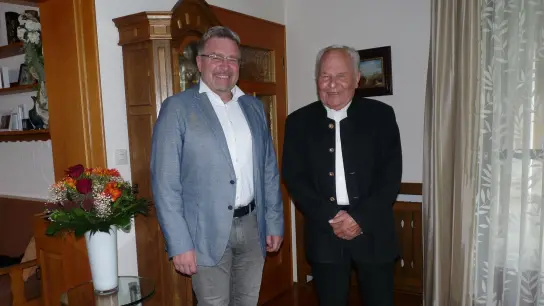 <b>Michael Schweiger</b> (rechts) nahm Gratulationen von Bürgermeister Michael Reiter entgegen. (Foto: Gisela Huber)