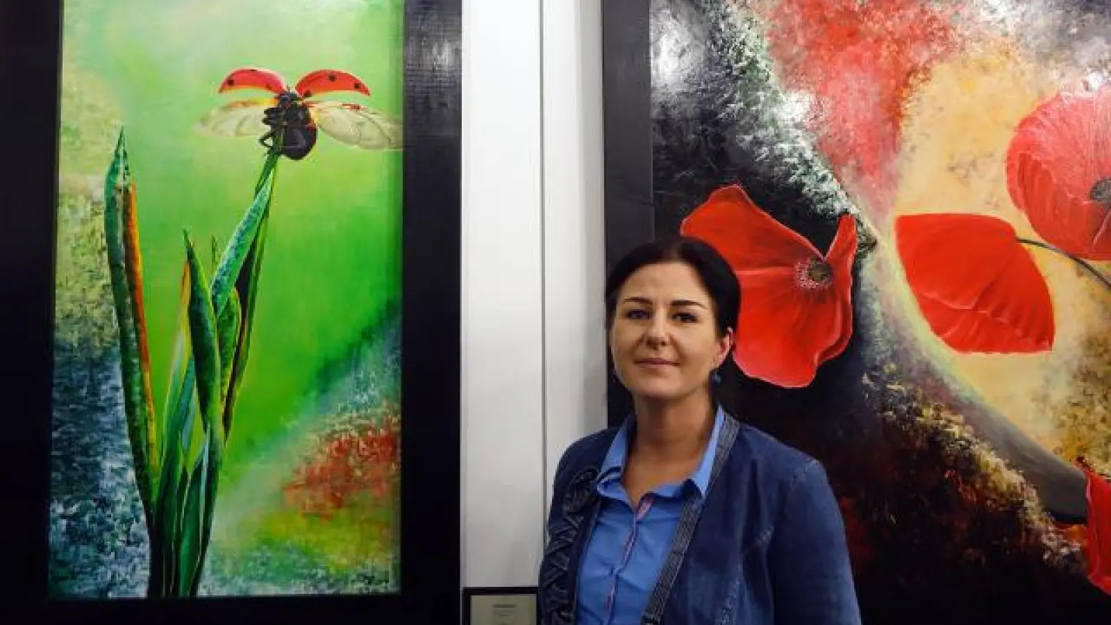 Künstlerin Christina Bego zeigt ihre Bilder „Glückslandung”, das auch schon zur Mitgliederjahresausstellung im Sisi-Schloss hing, und „Mohnschnitt”, ein Werk von 2008.