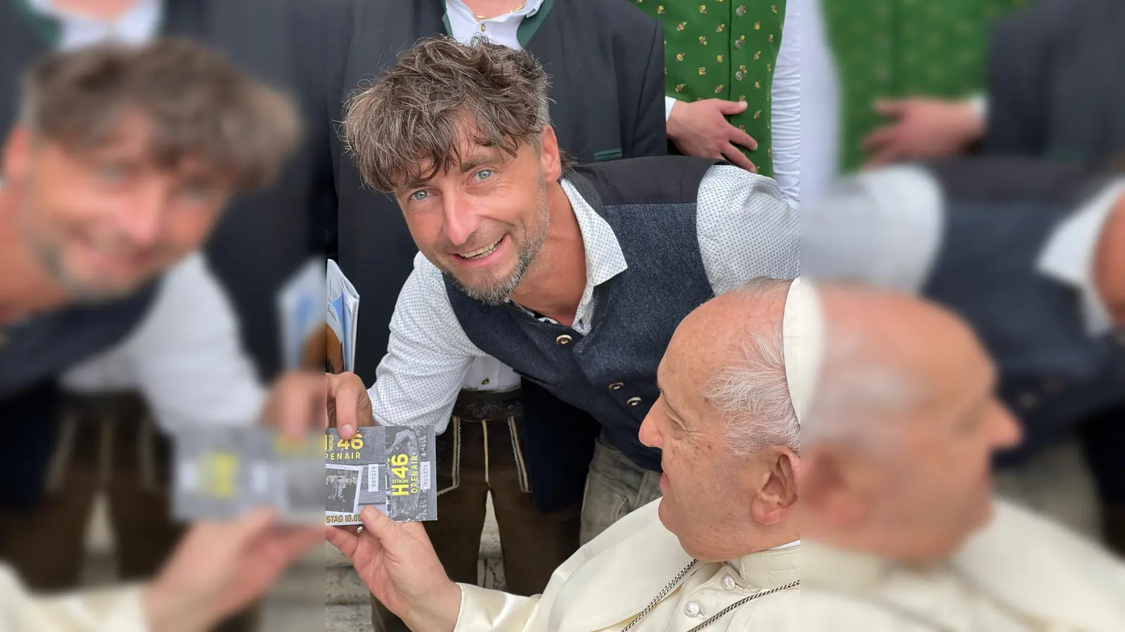 Auch Papst Franziskus hat ein Ticket für das H46-Open-Air vom 9. bis 11. Juni in Lindl. Hannes Ankner hat es dem Heiligen Vater im Rahmen der jüngsten Generalaudienz auf dem Petersplatz in Rom persönlich überreicht.  (Foto: privat)