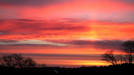 Ein feuriges Morgenrot konnte am gestrigen Freitag beobachtet werden. Die Aufnahme entstand um 6.15 Uhr in Metzenried, also kurz vor dem Sonnenaufgang um 6.25 Uhr. Foto: Xaver Ostermayr (Foto: XO)
