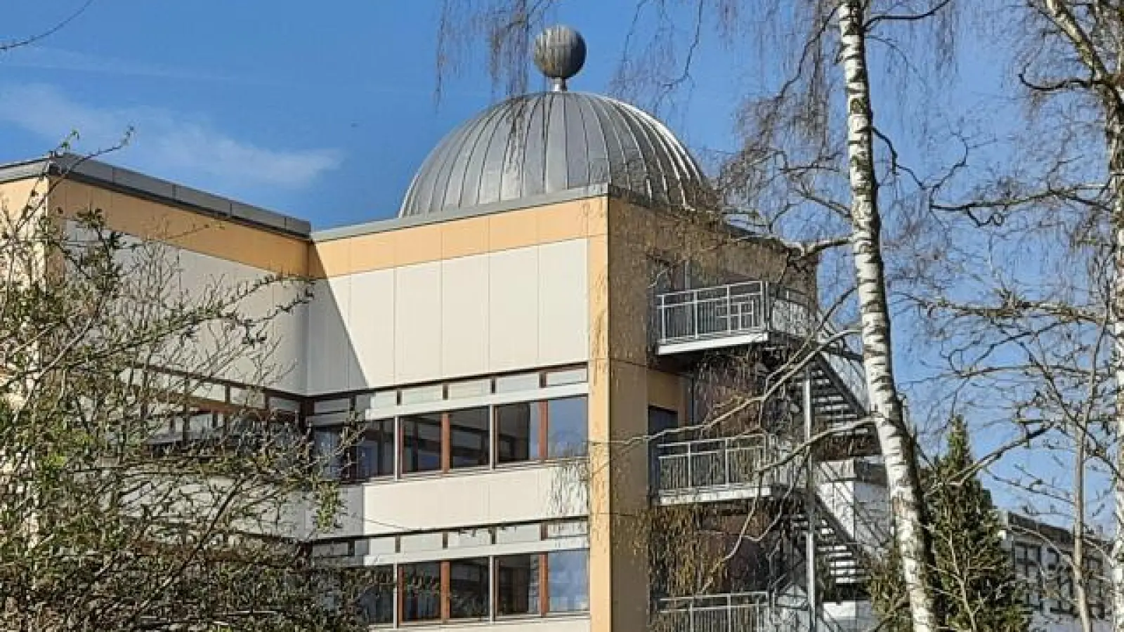 Die Sternwarte Diedorf   befindet sich im obersten Stockwerk der Grund- und Mittelschule.