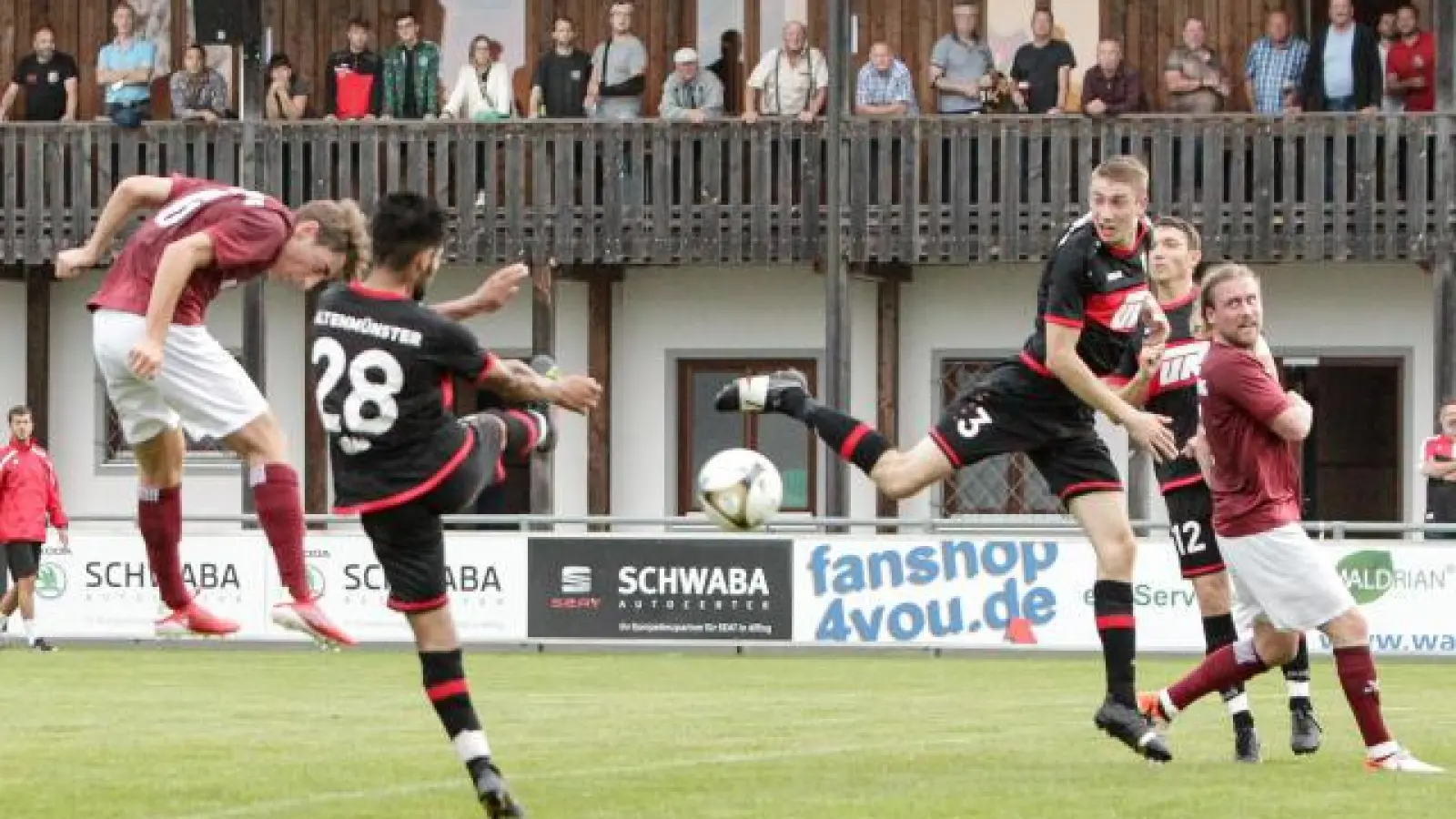 Mit Köpfchen:   Niklas Neumair drückt den Ball zum Affinger Siegtreffer ins Tor. Nino Kindermann (rechts) schaut genau hin. 	Foto: A. Goldberg (Foto: A. Goldberg)