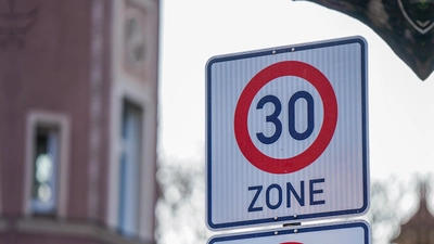 Städte fordern mehr Spielraum für Tempo 30: Augsburg war vor gut zwei Jahren eines von sieben Gründungsmitgliedern der Initiative „Lebenswerte Städte durch angemessene Geschwindigkeiten”, der inzwischen über 1000 Kommunen angehören, darunter 280 aus Bayern. (Foto: mjt)