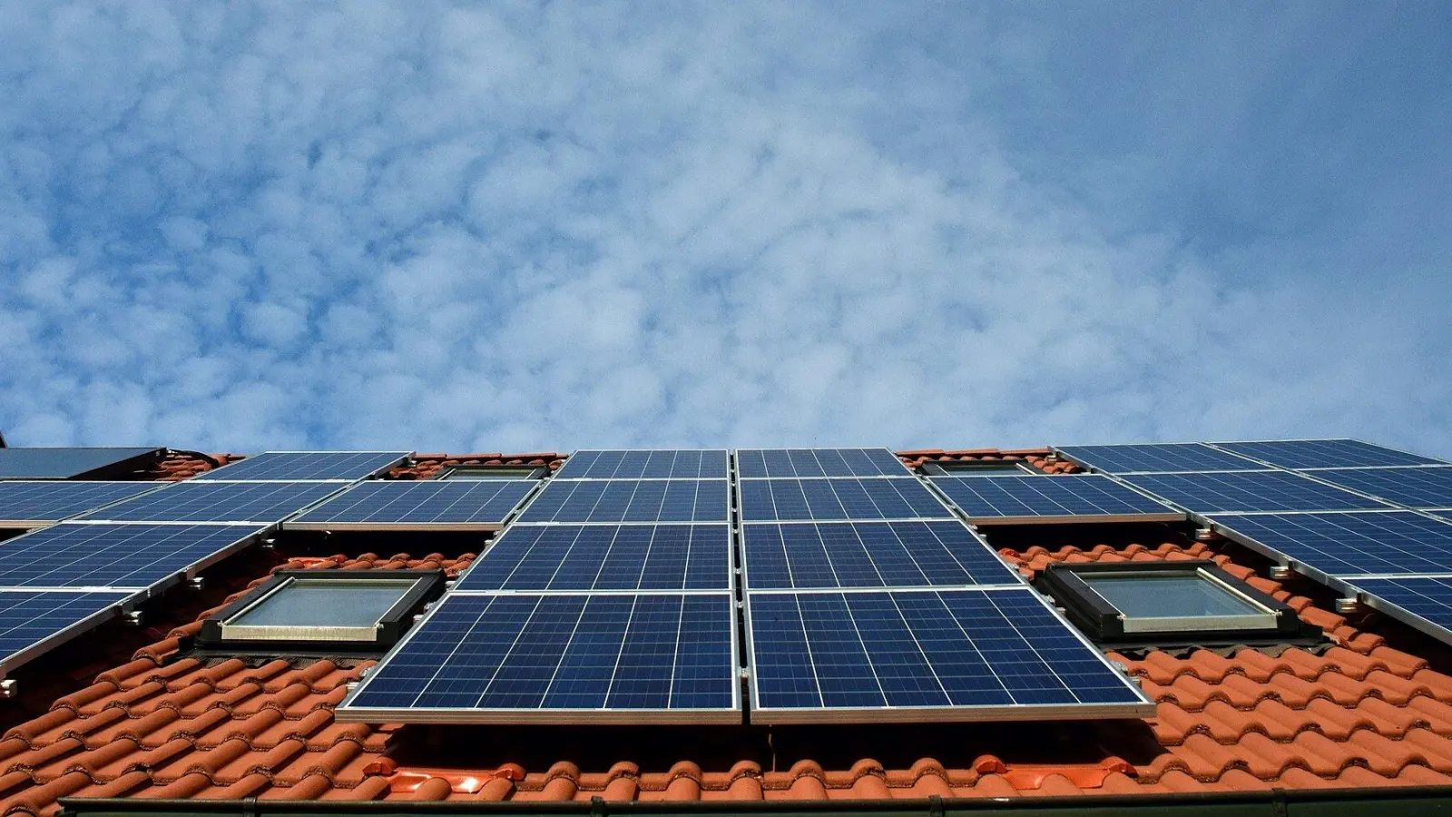 Mit Solarenergie  kann man die eigenen Stromkosten reduzieren und hilft zudem der Umwelt.