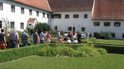 Ein Blick in den Garten des mittlerweile aufgelösten Birgitten-Klosters in Altomünster. Die Aufnahme entstand bei einem Tag der offenen Tür im Sommer 2015. Die Anwärterin Claudia Schwarz weigert sich weiter auszuziehen.