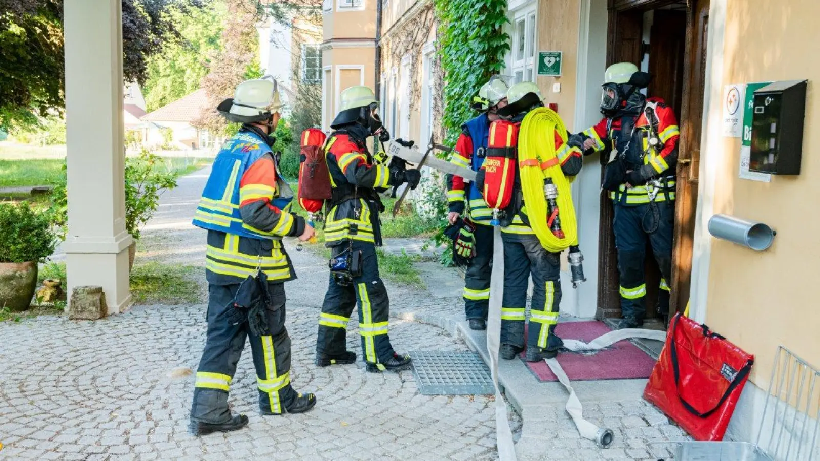 <b>Die Feuerwehrübung</b> in Blumenthal - angenommen wurde ein Brand im Schlosshotel - verlief erfolgreich.  (Foto: Thomas Breitsameter)