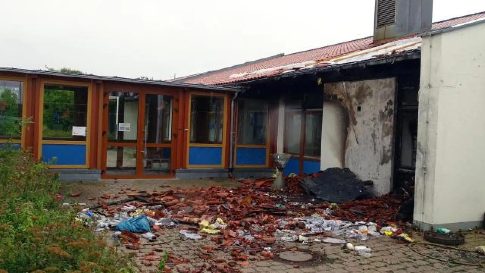 Auf etwa 50 000 Euro   beziffert die Polizei den Schaden nach einem Brand an der Rieder Grundschule. 	Foto: Brigitte Glas (Foto: Brigitte Glas)