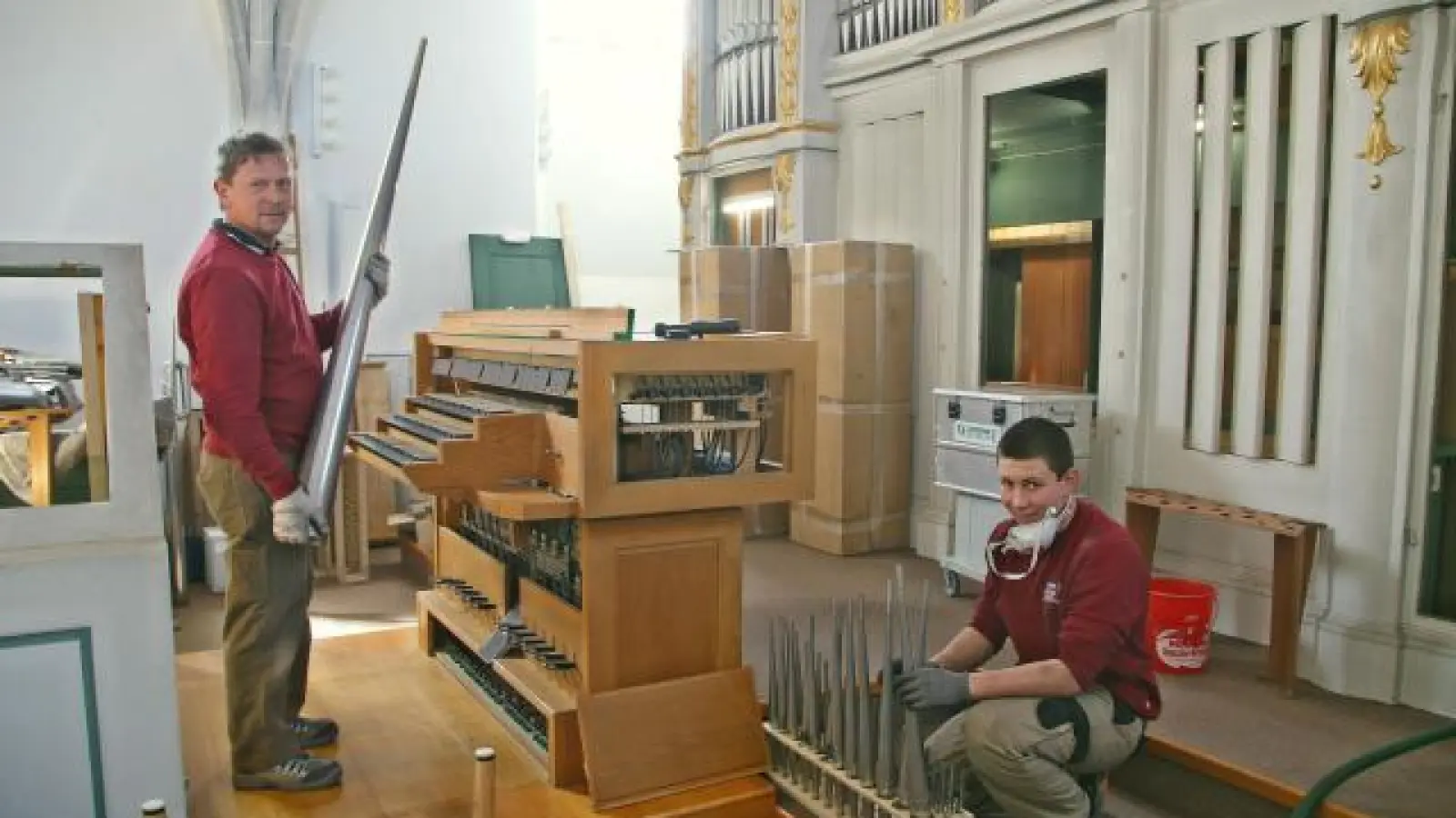 Viel Arbeit   haben die Orgelbauer derzeit in der Aichacher Stadtpfarrkirche. Für die Generalsanierung müssen sie die Klais-Orgel zerlegen und reinigen.	Foto: Erich Hoffmann (Foto: Erich Hoffmann)