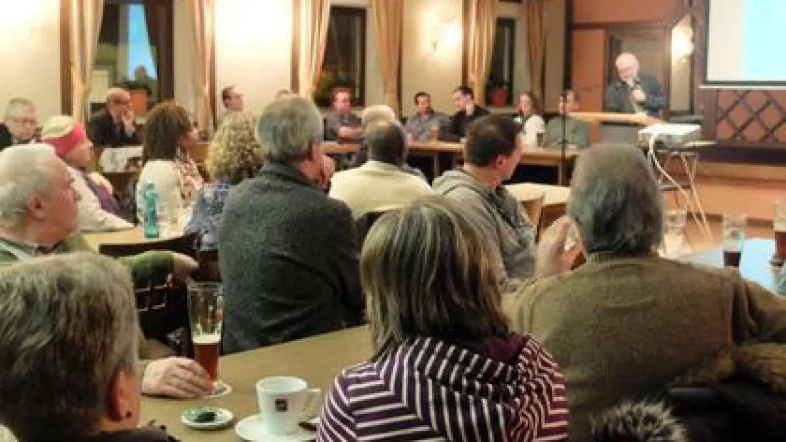 Rund 30 Aindlinger   nahmen die Einladung an und kamen zur Bürgerversammlung in die Gaststätte Moosbräu. 	Foto: Nayra Weber (Foto: Nayra Weber)
