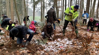  Mit großem Engagement wurden 3000 Baumsetzlinge in den Waldboden eingebracht, auch VR-Bankvorstand Thomas Höbel packte an (rechts, in Sicherheitsjacke).  (Foto: Ines Speck)