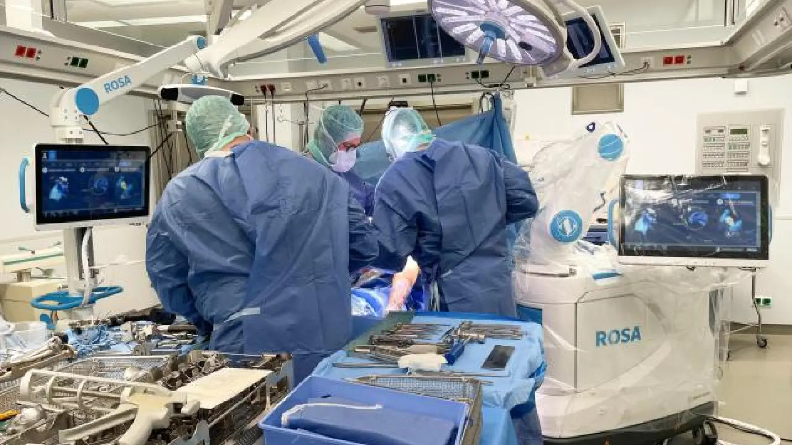 Das Ärzteteam am Zentrum für Endoprothetik   der Hessing-Kliniken bei einer Knieoperation mit dem Robotersystem ROSA. 		Foto: Hessing Stiftung/Dr. Taro Beisler (Foto: Hessing Stiftung/Dr. Taro Beisler)