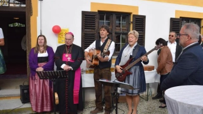 Regina, Robert und Kathi musizieren mit Bischof Betram Meier.